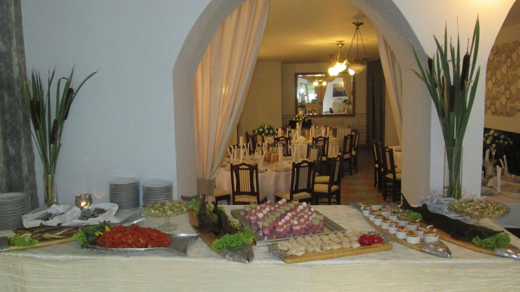 Magnat Hotel Restauracja 布罗德尼察 外观 照片